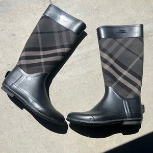 Women’s Sz 39 Burberry Black and Gray Plaid Rain Boots